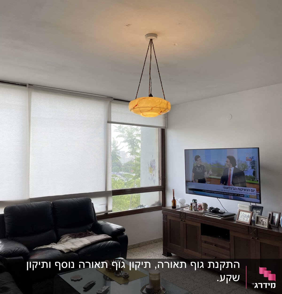 מנורת תקרה תלויה עם חוטים חשמליים